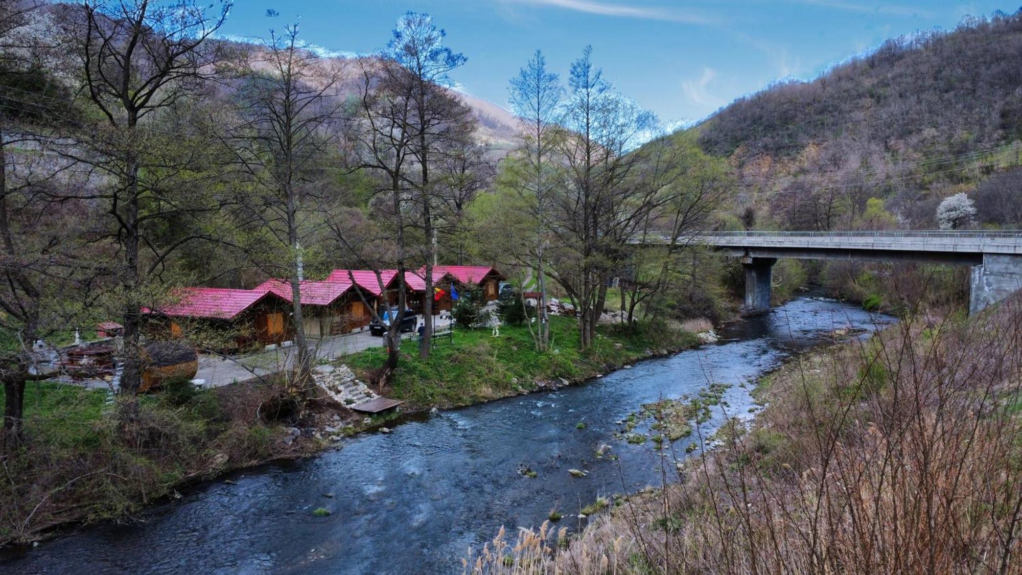 Capalna Eden Natural Resort - Transalpina מראה חיצוני תמונה